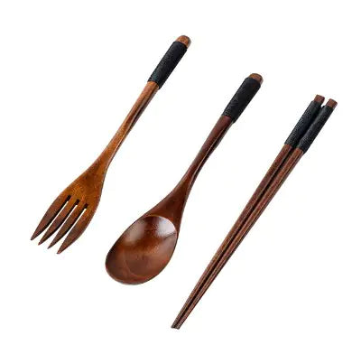 Juego de cubiertos de madera con cuchara y palillos.