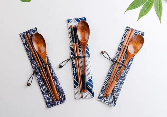 Juego de cubiertos de madera con cuchara y palillos.