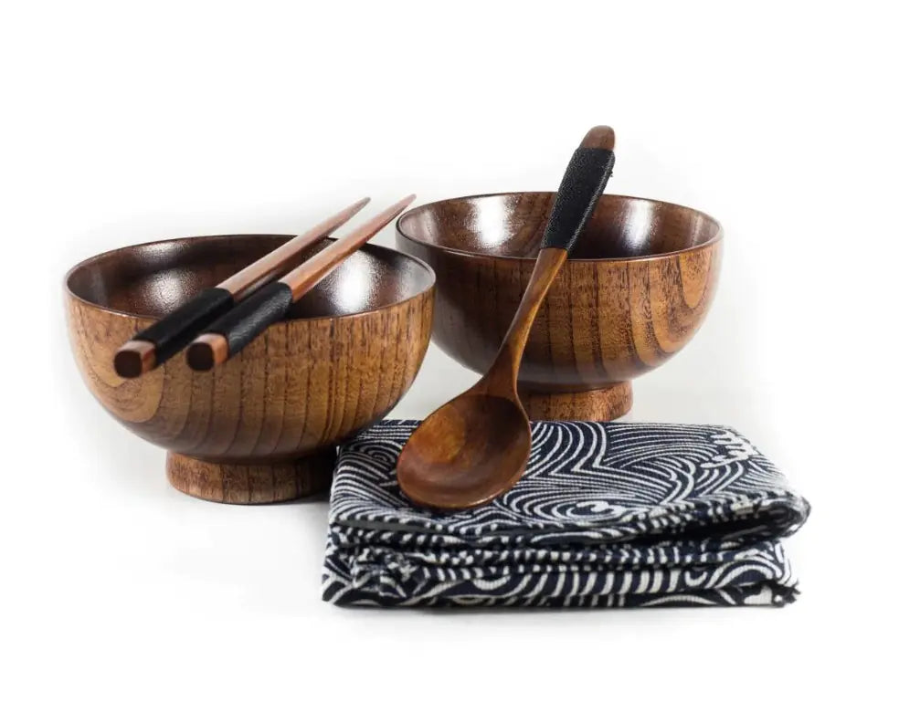 Juego de cubiertos de madera con cuchara y palillos.