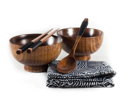 Juego de cubiertos de madera con cuchara y palillos.