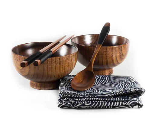 Juego de cubiertos de madera con cuchara y palillos.