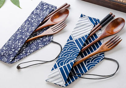 Juego de cubiertos de madera con cuchara y palillos.